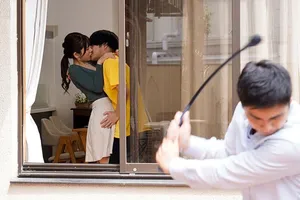 Lút cán cô bạn thân mải xem điện thoại