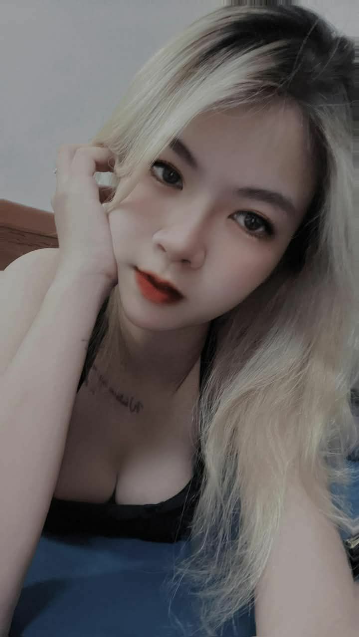 Cho thằng em trai bú liếm cái lồn hồng non tơ